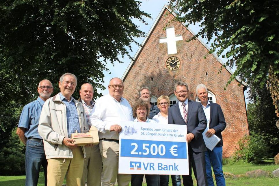 Spender und Unterstützer mit Bürgermeistger, Pastor und Architekt vor der St. Jürgen Kirche in Grube.