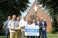 Spender und Unterstützer mit Bürgermeistger, Pastor und Architekt vor der St. Jürgen Kirche in Grube.