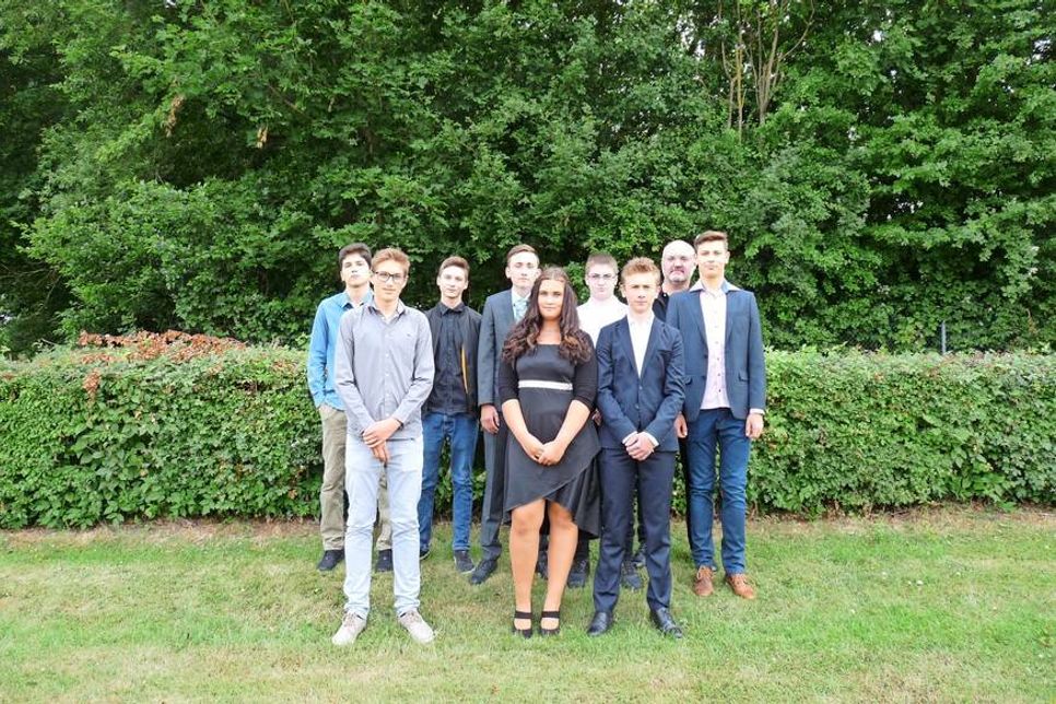 Klasse R9a/b: Bulat Atiyev, Eduard Wurz, Kolja Sende, Samanta Markmann, Bendix Holz, Simon Klüver, Tim Fagas, Mick Prüß (Klassenlehrer Michael Schulte).
