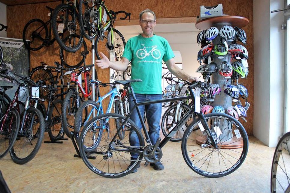 Kurt Bansen, Inhaber von Fahrrad-Extra in Lensahn, zeigt eines der aktuell populärsten Stevens-Modelle.