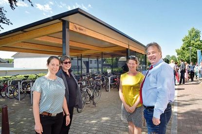 Bürgermeister Thomas Menzel, Silja Fieblinger (Ministerium für Wirtschaft und Verkehr), Stephanie Meyer (stellvertretende Landesvorsitzende des ADFC Schleswig-Holstein) und Marei Locher (NAH.SH, Verkehrsplanung) eröffneten die „Bike- und Ride“ am Ascheberger Bahnhof.
