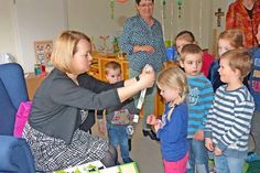 Medaillen für kleine Forscher: Kristina Severin von der Stiftung „Haus der kleinen Forscher“ zeichnete bei der Zertifikatsübergabe in der Hassendorfer KiTa alle kleinen Wirbelwinde mit einer Medaille für ihre exzellenten Forschungsleistungen aus. Hier gehört Forschung zum Kindergartenalltag.