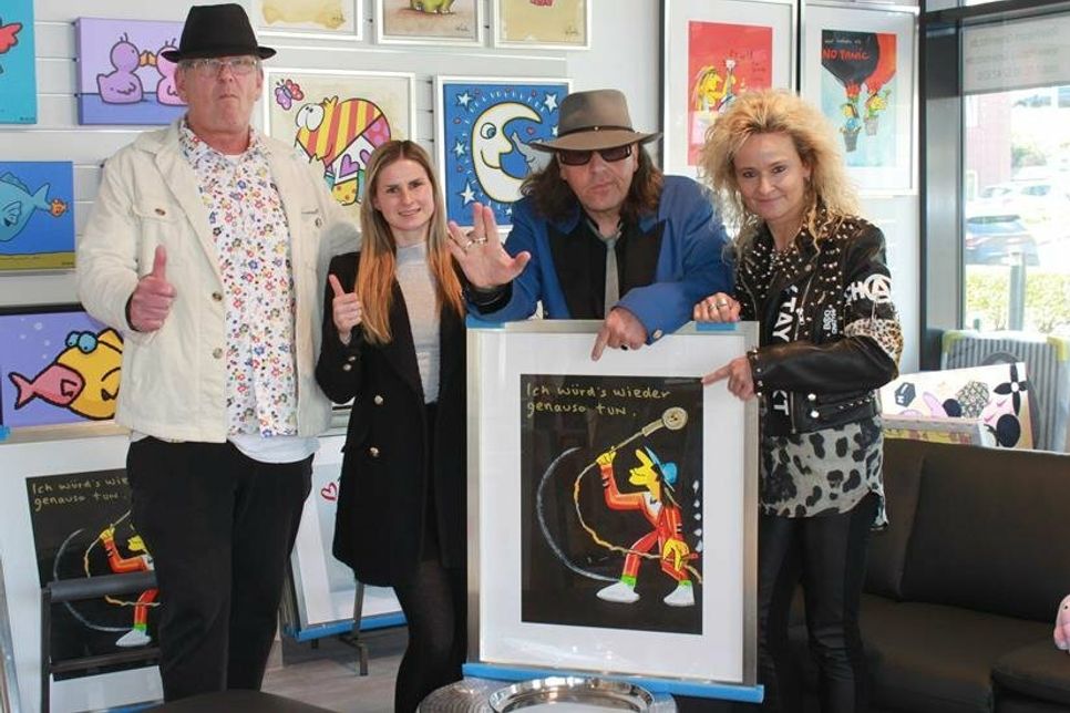 Mit einem Original von Udo Lindenberg: Galerist Ralf Nagel, Verkäuferin Tatjana Kurpacenko, Rudi Wartha als Udo und Sängerin Anke Dinkel (v. lks.) in der Popart-Galerie.