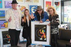 Mit einem Original von Udo Lindenberg: Galerist Ralf Nagel, Verkäuferin Tatjana Kurpacenko, Rudi Wartha als Udo und Sängerin Anke Dinkel (v. lks.) in der Popart-Galerie.