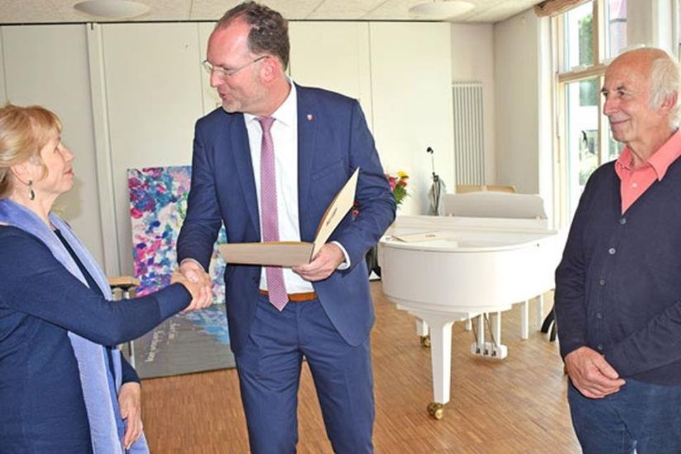 Brigitte (li.) und Hans Weiß (re.) nahmen von Bürgermeister Björn Demmin den Ruta-Preis für die von ihnen gegründete Brache Kulturförderung e. V. entgegen