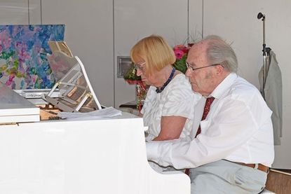 Angela und Hans Jürgen Koeppen bedankten sich auf ihre Art – mit dem Slawischen Tanz von Antonín Dvorák auf dem Klavier