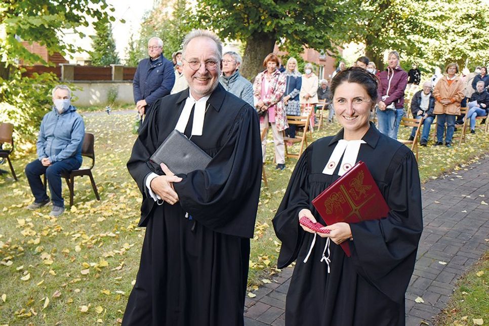 Propst Peter Barz mit Pastorin Jártimová beim Open-Air-Gottesdienst in Rensefeld.