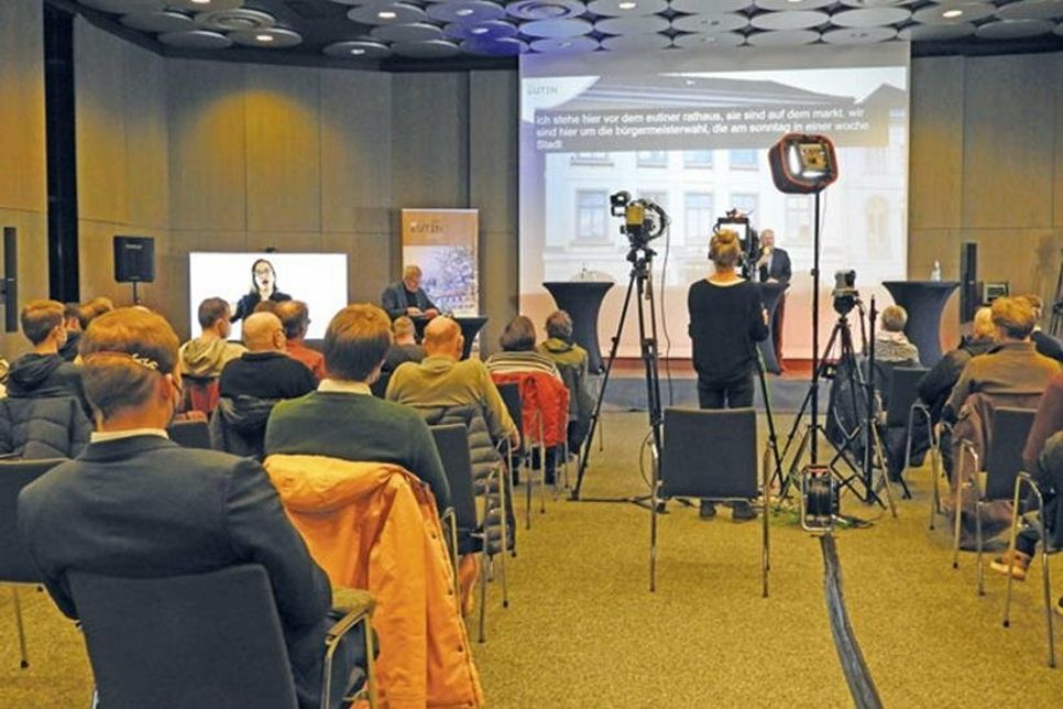 Rund 50 Interessierte im Saal und 671 Haushalte verfolgten die Vorstellung der Kandidaten