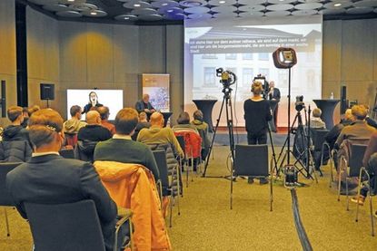 Rund 50 Interessierte im Saal und 671 Haushalte verfolgten die Vorstellung der Kandidaten