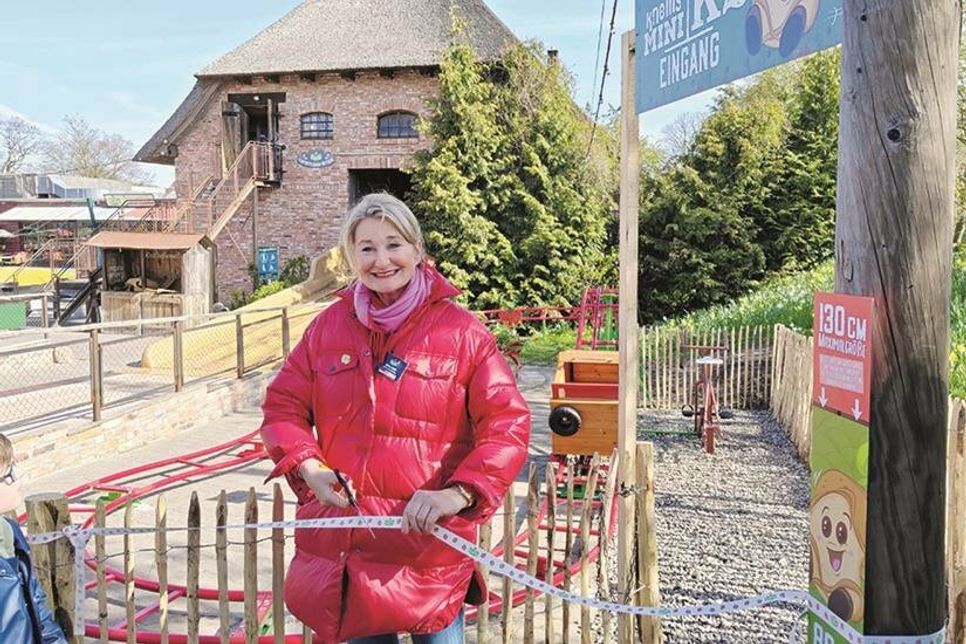 Ulrike Dahl bei der offiziellen Einweihung der kleinsten Familien-Achterbahn Schleswig-Holsteins.