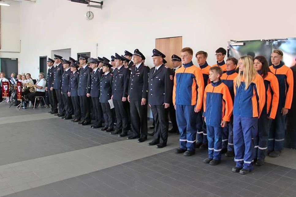 Zur Feierstunde anlässlich der Indienststellung traten Feuerwehr und Jugendfeuerwehr an.