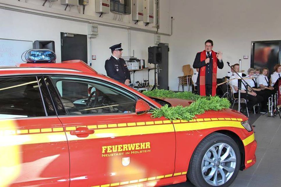 Feuerwehrpastor Matthias Hieber segnete das neue Fahrzeug und überreichte einen kleinen symbolischen Schutzengel an den Wehrführer.