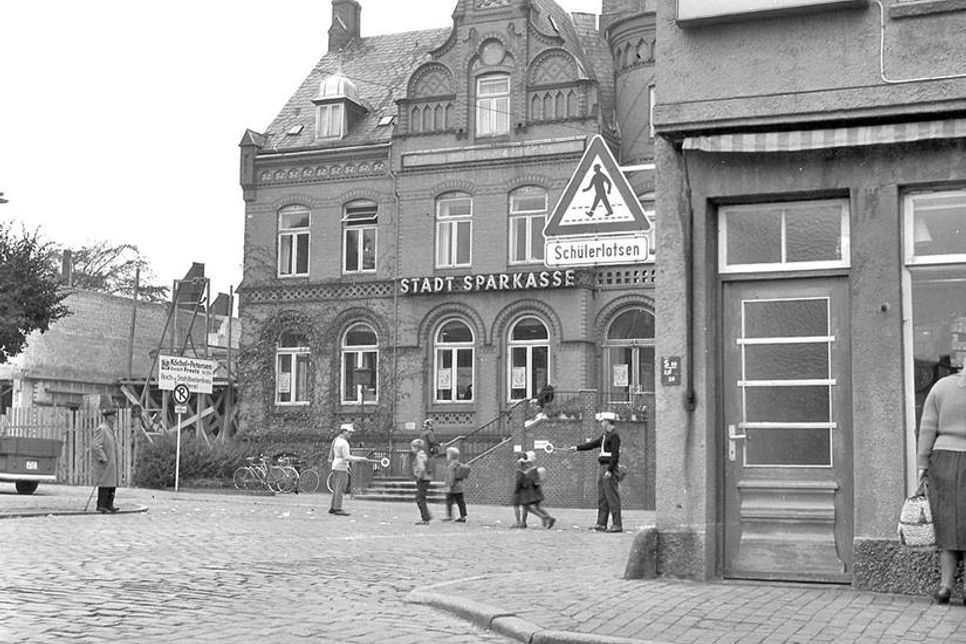 Schülerlotsen vor dem alten Sparkassen-Gebäude am Markt.