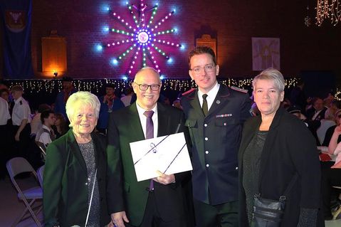 Den Hauptpreis der Tombola sicherte sich Holger Wulff aus Brenkenhagen, hier mit Ortswehrführer Jacob Revenstorf (2. v. re.) sowie Heidi Oldenburg (lks.) und Nicole Böder vom Orga-Team.