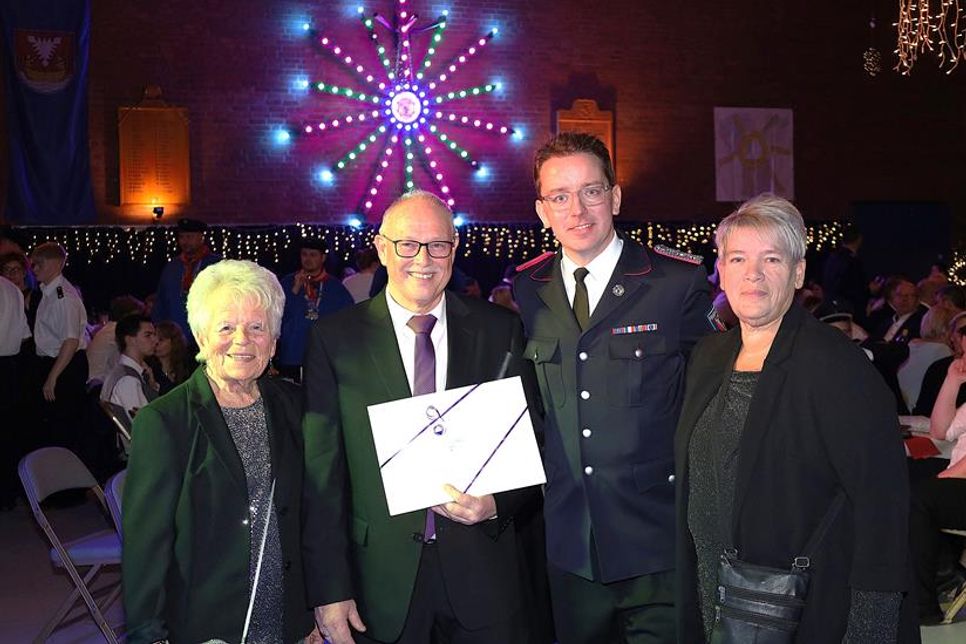 Den Hauptpreis der Tombola sicherte sich Holger Wulff aus Brenkenhagen, hier mit Ortswehrführer Jacob Revenstorf (2. v. re.) sowie Heidi Oldenburg (lks.) und Nicole Böder vom Orga-Team.