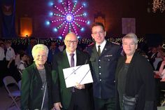 Den Hauptpreis der Tombola sicherte sich Holger Wulff aus Brenkenhagen, hier mit Ortswehrführer Jacob Revenstorf (2. v. re.) sowie Heidi Oldenburg (lks.) und Nicole Böder vom Orga-Team.
