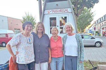 Der neue Vorstand des Büchereivereins Dietrichsdorf beim Tauschregal bei der Stadtteilbücherei im Langen Rehm 29: (v. l.) Heike Carlsson, Uta Sörnsen, Gisela Riederle, Sabine Kuhlmann.