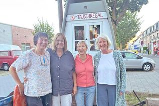 Der neue Vorstand des Büchereivereins Dietrichsdorf beim Tauschregal bei der Stadtteilbücherei im Langen Rehm 29: (v. l.) Heike Carlsson, Uta Sörnsen, Gisela Riederle, Sabine Kuhlmann.
