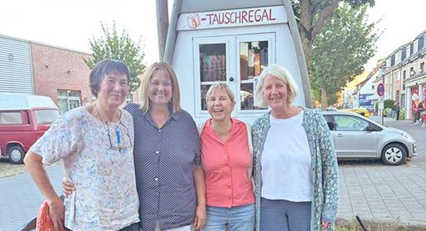 Der neue Vorstand des Büchereivereins Dietrichsdorf beim Tauschregal bei der Stadtteilbücherei im Langen Rehm 29: (v. l.) Heike Carlsson, Uta Sörnsen, Gisela Riederle, Sabine Kuhlmann.