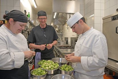 Christian Lemm bereitet mit Leonie und Baran das Menü vor, vom angerührten Crêpeteig bis hin zu pochiertem Rosenkohl, der vor dem Servieren nur noch in Butter geschwenkt zu werden braucht.