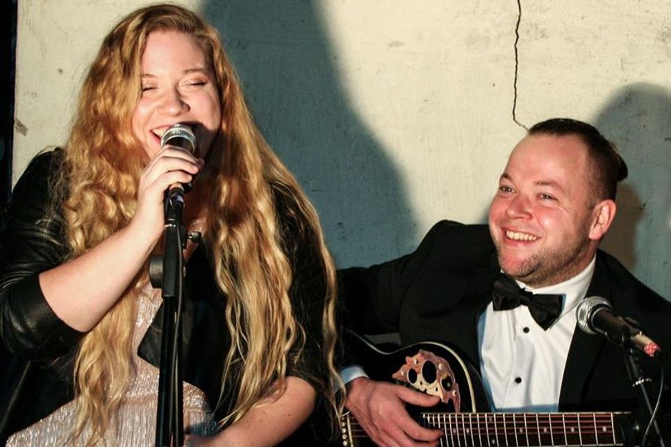 Die ancora Hafenparty startet mit den „Kniblings“.