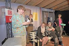 Gestrandet im Nirgendwo: Der verlassene Bahnsteig füllt sich mit Leben, als Motivationstrainer Siggi Sieck (Adrian Bodendorff), Verschwörungstheoretikerin Huberta (Margarete Butting), Businessfrau Viktoria (Lene Hilgendorff) mit Landstreicherin Hildegard (Luna Neumann) und Kegelschwester Thea (Marion Witte) zusammentreffen.