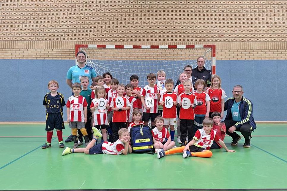 Die gesamte Mannschaft bedankt sich beim DRK Ortsverband und überreicht als Dankeschön selbstgemalte Bilder von den Kindern zum Thema Fußball und Erste Hilfe.