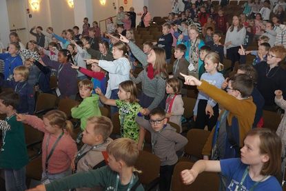 Mit Klatschen, Trampeln und Schreien zählen die Kinder einen Countdown bis auf Null.