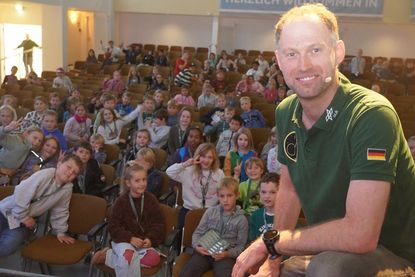 Das kurzweilige Programm wurde von Tobias Bohnhardt, der als Leiter des DLR_School_Lab Berlin in der DLR-Nachwuchsförderung tätig ist, präsentiert.