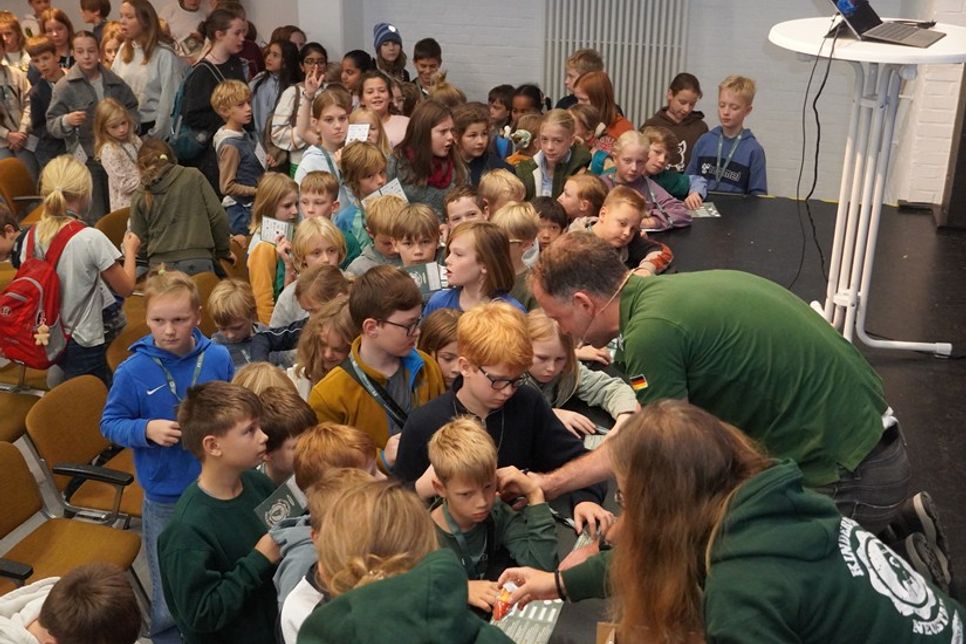Zum Abschluss gab es den Stempel in den Kinderuni-Pass.