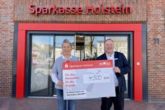Fabian Wierichs, Sparkasse Holstein übergibt Spende an Kerstin Olschowsky, Kinderschutzbund Kreisverband Ostholstein.