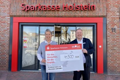 Fabian Wierichs, Sparkasse Holstein übergibt Spende an Kerstin Olschowsky, Kinderschutzbund Kreisverband Ostholstein.