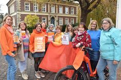 Orange ist für Frauen und Mädchen die Farbe der Hoffnung: Kreisgleichstellungsbeauftragte Yvonne Deerberg (mit Plakat) und ihre Mitstreiterinnen wollen das Bewusstsein für das Thema „Häusliche Gewalt“ schärfen.
