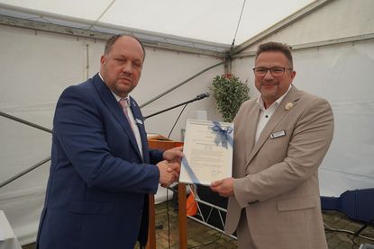Landrat Timo Gaarz (lks.) bei der Übergabe einer Urkunde an Bürgermeister Mario Bielarz.