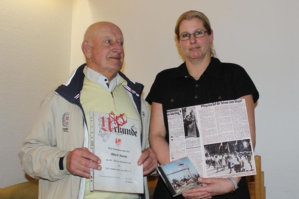 Albert Haase bedankte sich bei seiner Ehrung für 40 Jahre Mitgliedschaft bei der Vorsitzenden Melanie Lindau mit Unterlagen über die Bungsbergfeste.