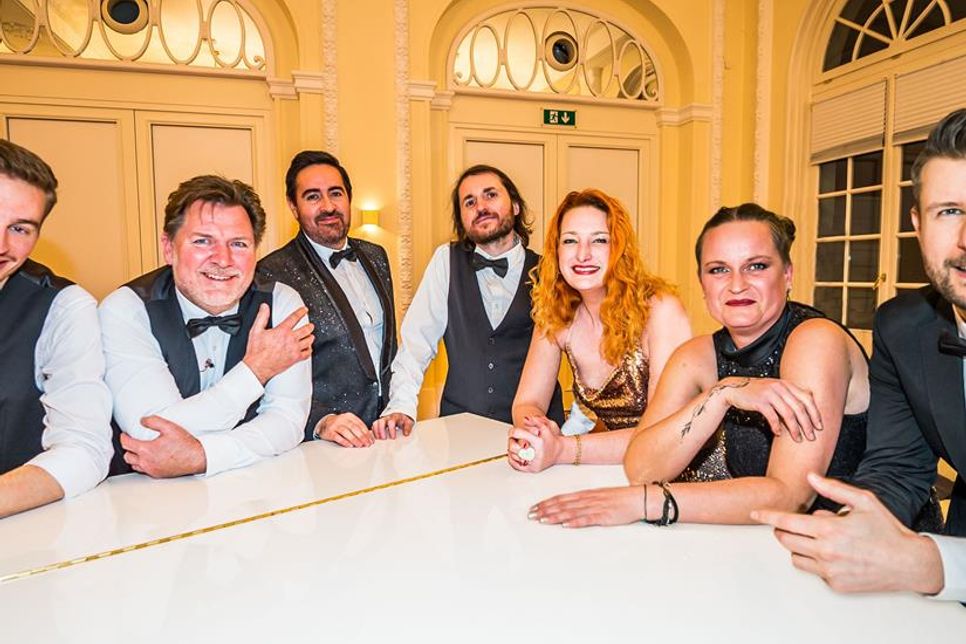 „Casino Royale“ unterhält mit der besten Partymusik der letzten 40 Jahre, von den 80s bis Top-40.