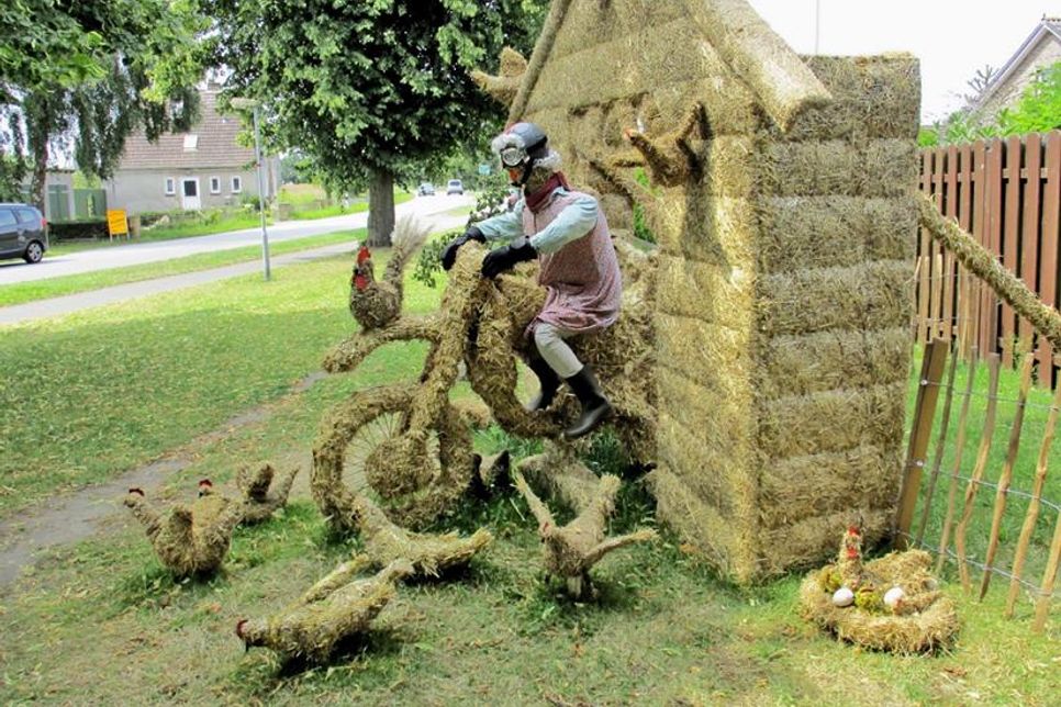 Wisch: Meine Oma fährt im Hühnerstall Motorrad.