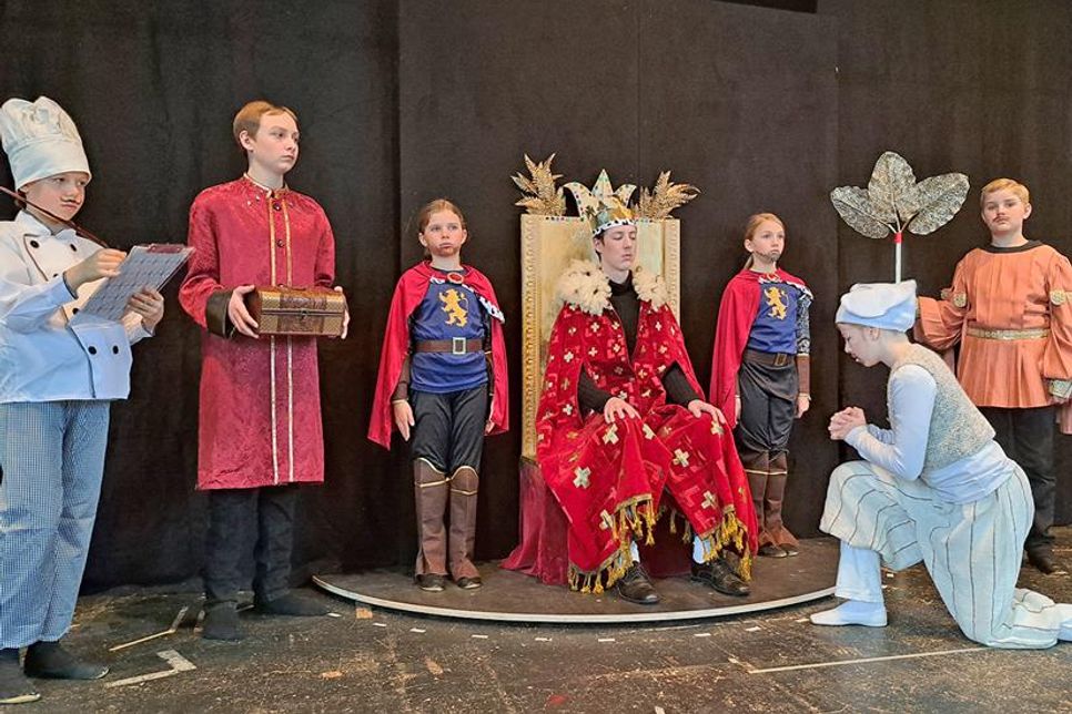 Der Müller (Mayra Adomeit) hat eine Audienz beim König (Lassee Rösser) und seinem Gefolge (v.l.: Johann Koll, Janosch Beyer, Annie Wasserberg, Greta und Erik Lauenstein.
