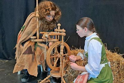 Da staunt die Müllerstochter (Emily Stegemann): Rumpelstilzchen (Sarah Gill) spinnt aus Stroh Goldfäden.