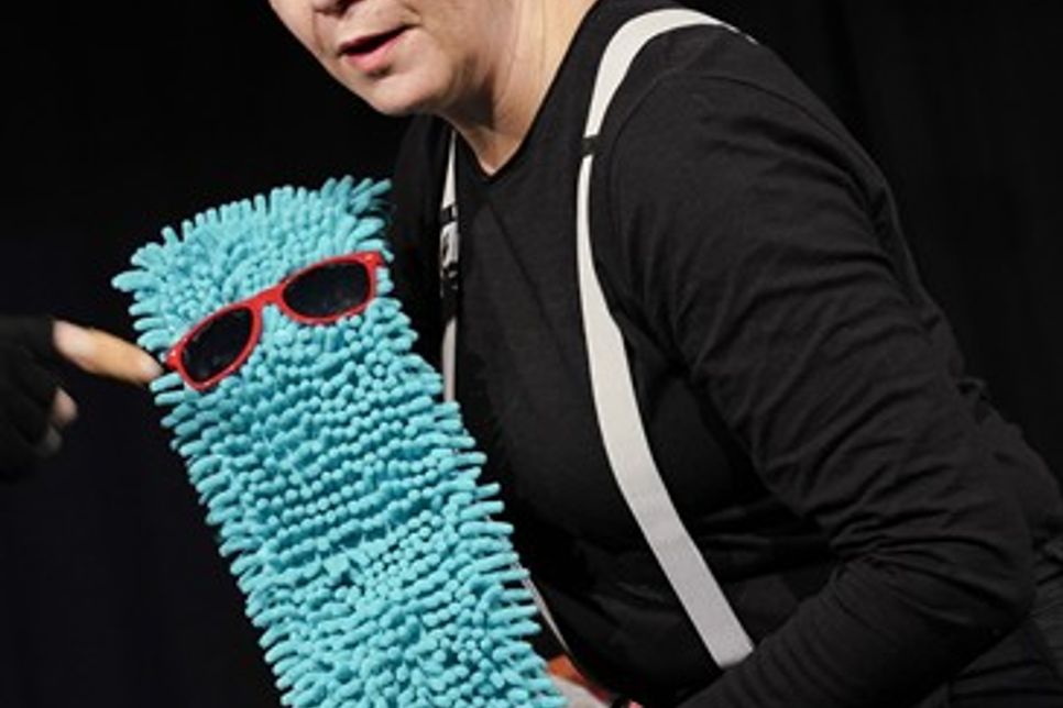 Das Stück „Second Hand Show“ ist ein musikalisches Objekttheater für alle ab 4 Jahren. (Foto Reinhard Winkler)