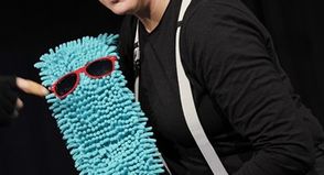 Das Stück „Second Hand Show“ ist ein musikalisches Objekttheater für alle ab 4 Jahren. (Foto Reinhard Winkler)