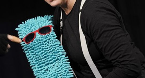 Das Stück „Second Hand Show“ ist ein musikalisches Objekttheater für alle ab 4 Jahren. (Foto Reinhard Winkler)