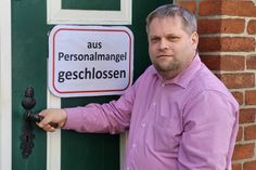Das Schild möchte Marc Dobkowitz nicht raushängen müssen, aber noch fehlen dem Förderverein Betreuer, um das Dorf- und Schulmuseum Schönwalde im Sommer zu öffnen.