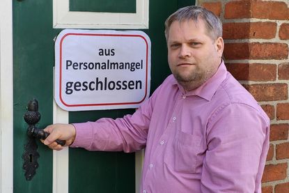 Das Schild möchte Marc Dobkowitz nicht raushängen müssen, aber noch fehlen dem Förderverein Betreuer, um das Dorf- und Schulmuseum Schönwalde im Sommer zu öffnen.