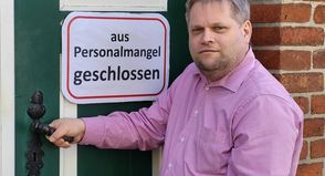 Das Schild möchte Marc Dobkowitz nicht raushängen müssen, aber noch fehlen dem Förderverein Betreuer, um das Dorf- und Schulmuseum Schönwalde im Sommer zu öffnen.