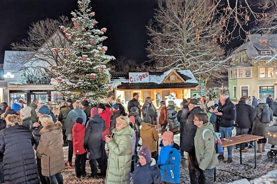 Zum 1. Advent treffen sich die Heikendorfer in geselliger Runde auf dem Dorfplatz