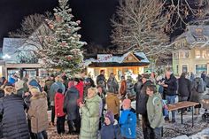 Zum 1. Advent treffen sich die Heikendorfer in geselliger Runde auf dem Dorfplatz