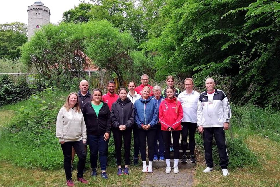 12 frisch ausgebildete Sportabzeichen-Prüferinnen und -Prüfer aus Ostholsteiner Sportvereinen dürfen seit Kurzem die verschiedenen Leistungsnachweise für das Deutsche Sportabzeichen abnehmen. Günter Frentz (re.) ist langjähriger Sportabzeichen-Obmann beim Kreissportverband Ostholstein.