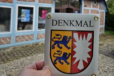 Das historische Behrend-Haus in Neuheikendorf wird durch die Denkmalplakette als besonderes Kulturgut gekennzeichnet.
