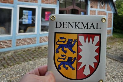 Das historische Behrend-Haus in Neuheikendorf wird durch die Denkmalplakette als besonderes Kulturgut gekennzeichnet.